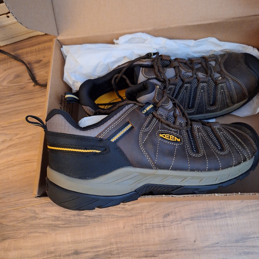 Men's keen hiking shoes brand new in box size 14